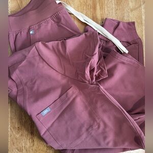 Pre-Loved Figs Scrubs Set size MEDIUM in dusty pink/mauve